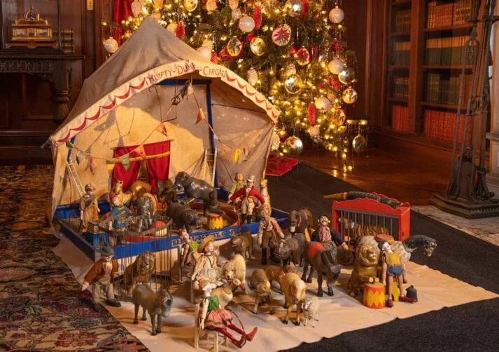 Holidays_Gallery Carousel_Elms toy circus