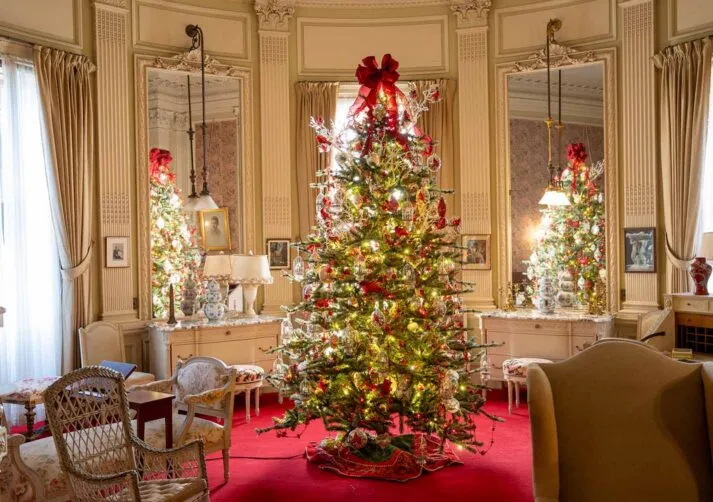 HolidaysAtTheNewportMansions2026CarouselImage_8