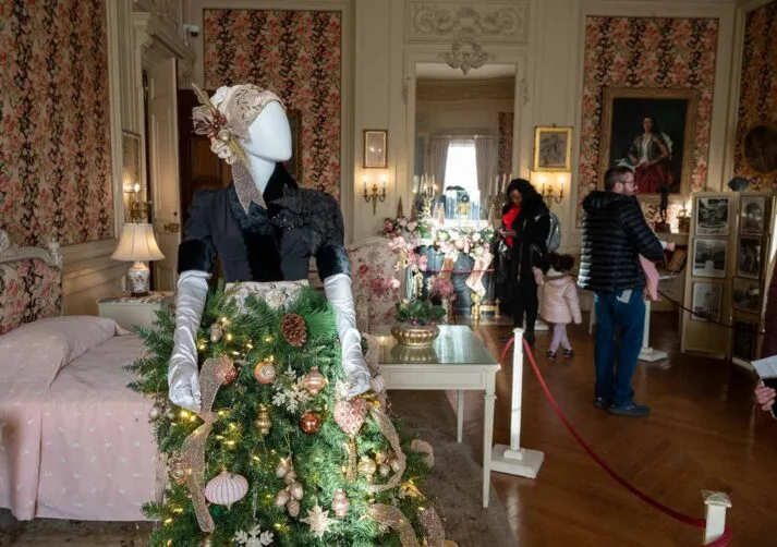 HolidaysAtTheNewportMansions2026CarouselImage_9